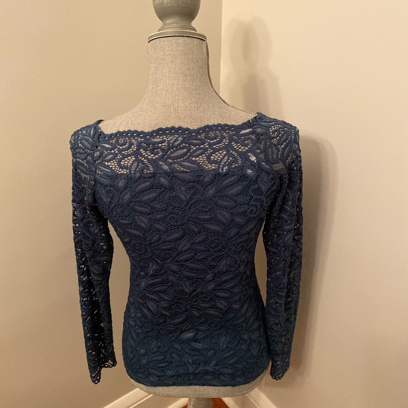 Stretch lace dressy shirt, with floral pattern. - Picture 3 of 3